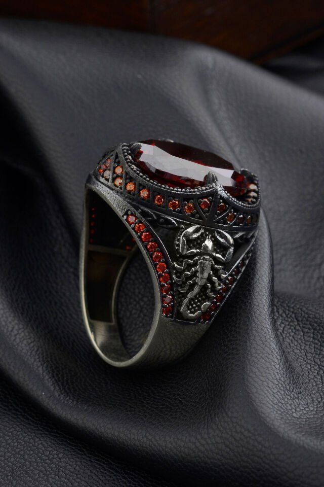 925 AYAR GÜMÜŞ AKREP FİGÜRLÜ ZİRKON TAŞ ERKEK YÜZÜĞÜ Bordo - 25