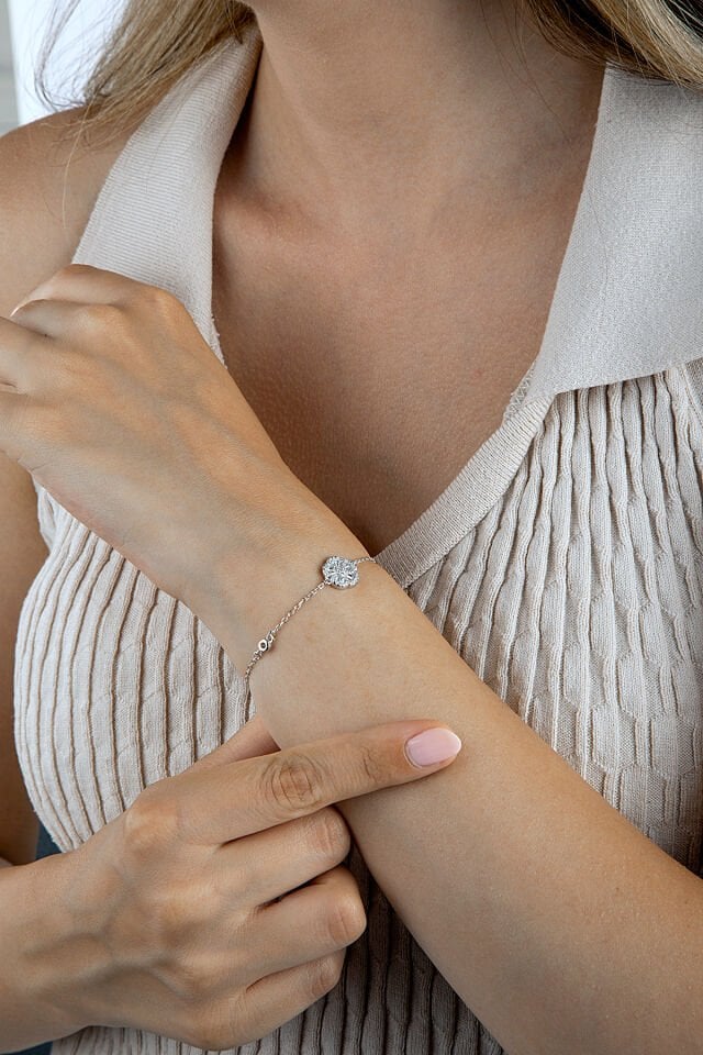 925 Ayar Gümüş 5 Yapraklı Çiçek Motifli Taşlı Bileklik