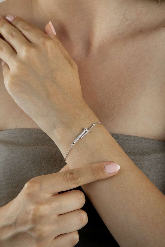 925 Ayar Gümüş Taş Kaplama Çivi Detaylı Bileklik