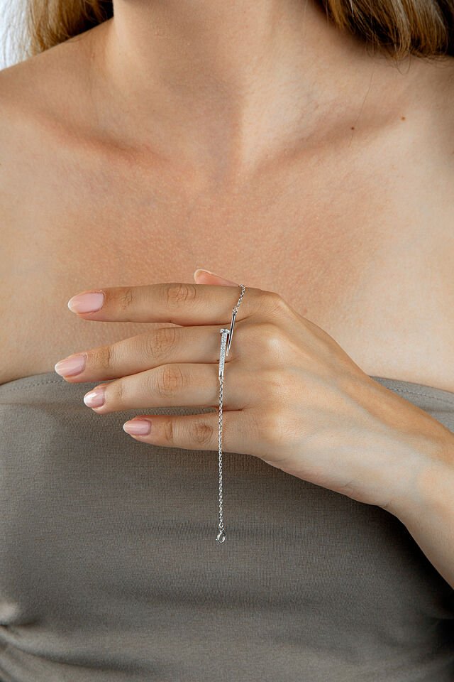 925 Ayar Gümüş Taş Kaplama Çivi Detaylı Bileklik