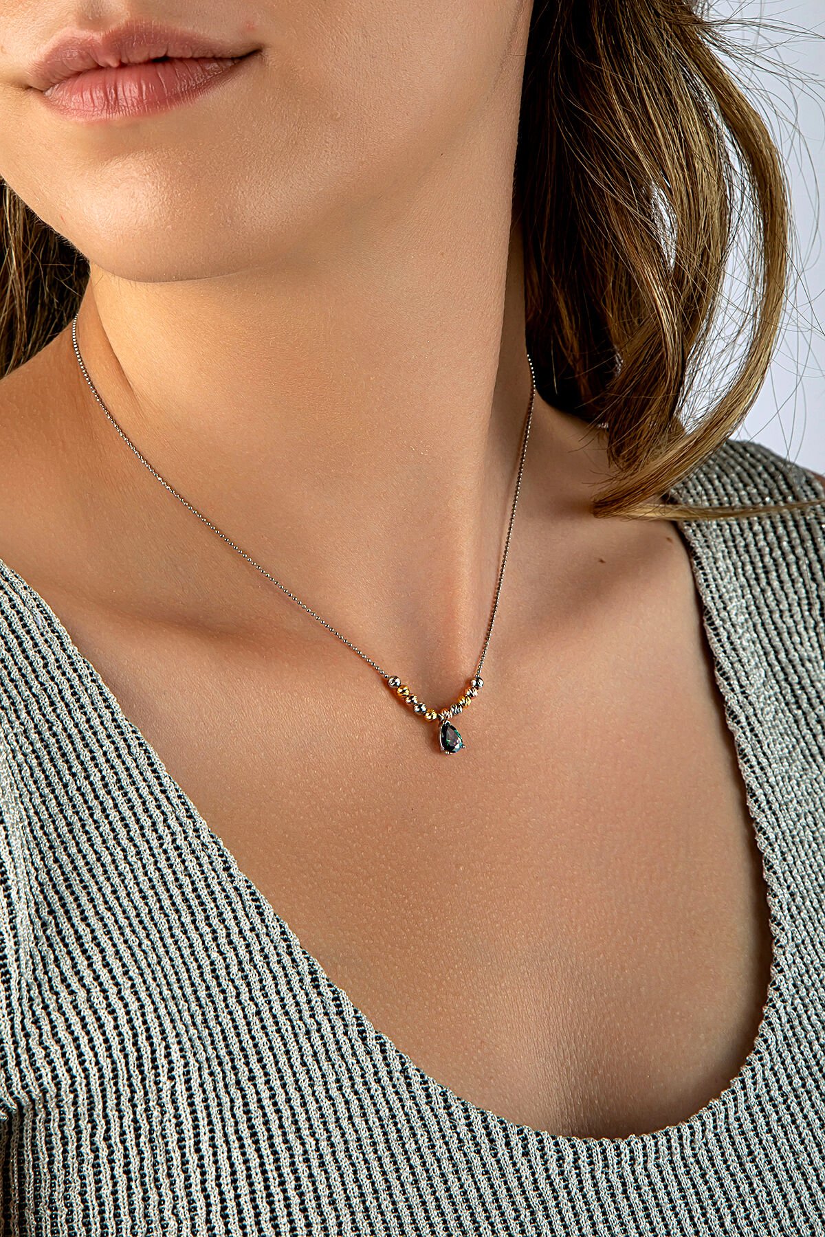 925 Ayar Gümüş Tek Damla Zultanit Taşlı Renkli Dorika Detaylı Top Zincirli Kolye