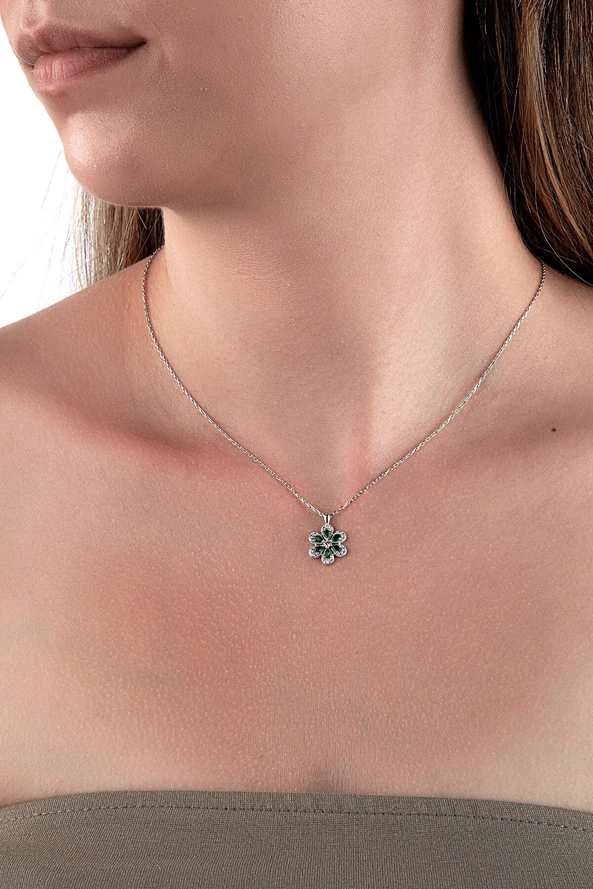 925 Ayar Gümüş 6 Yapraklı Çiçek Motifli Yeşil Taşlı Kolye