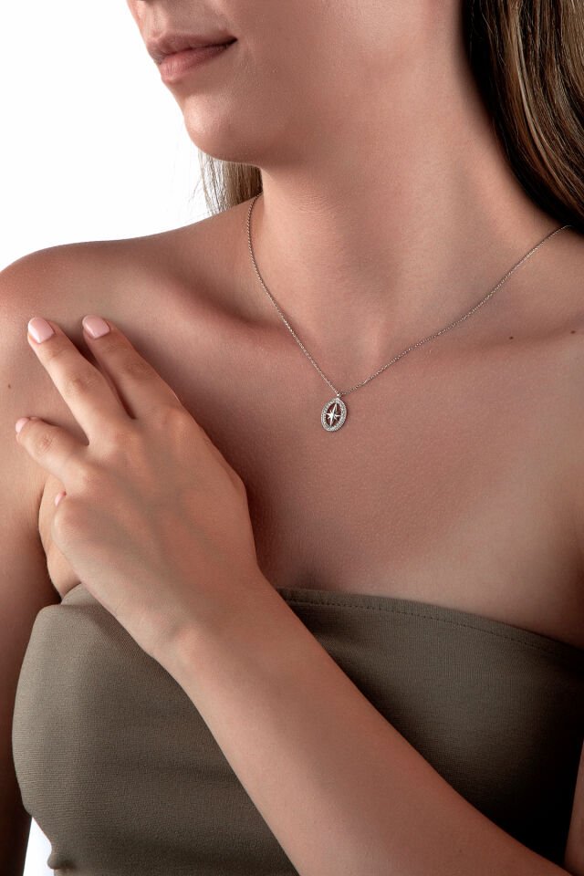 925 Ayar Gümüş Taşlı Çerçeveli Kutup Yıldızı Motifli Kolye