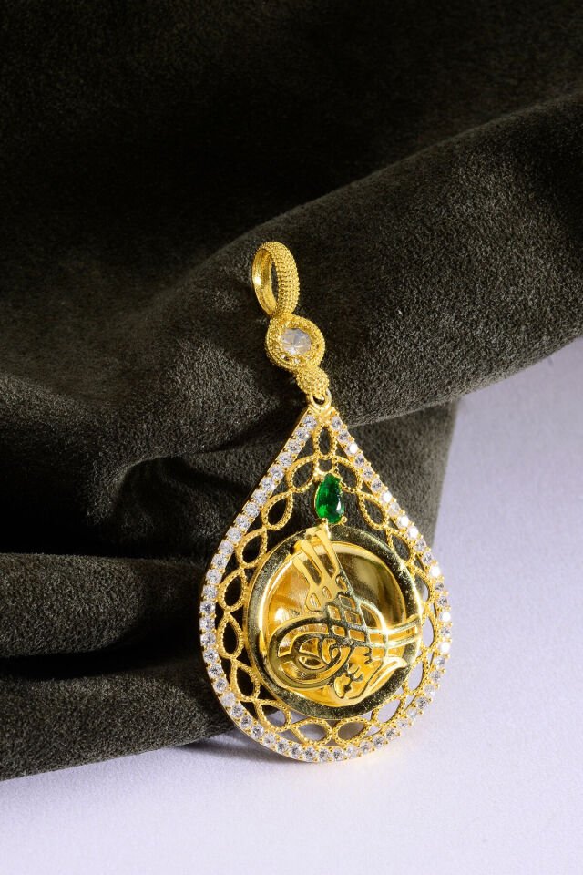 925 Ayar Gümüş 22 Ayar Altın Kaplama Zümrüt Taşlı Damla Çerçeveli Tuğralı Altın Kolye Ucu