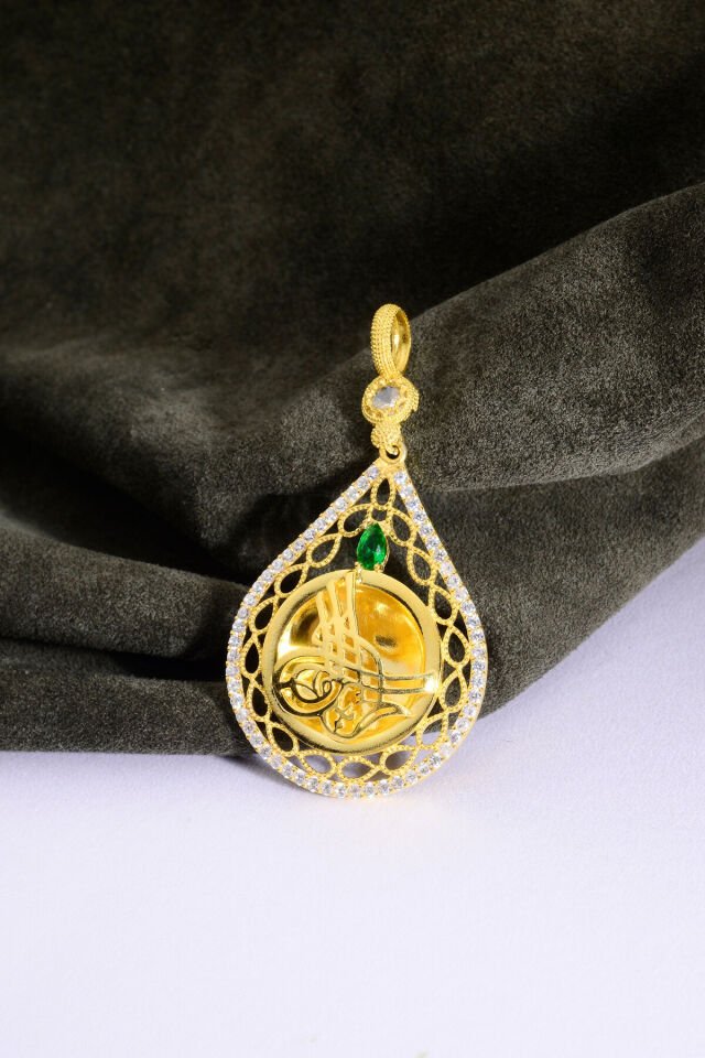 925 Ayar Gümüş 22 Ayar Altın Kaplama Zümrüt Taşlı Damla Çerçeveli Tuğralı Altın Kolye Ucu