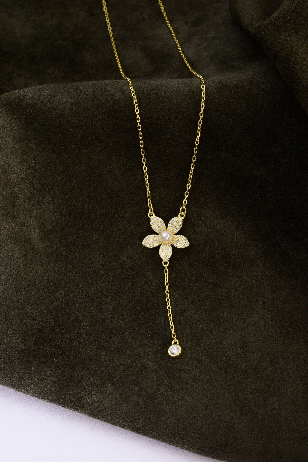 Altın Kaplama 925 Ayar Gümüş Taşlı Beş Yapraklı İnci Çiçek & Taş Sallantılı Kolye