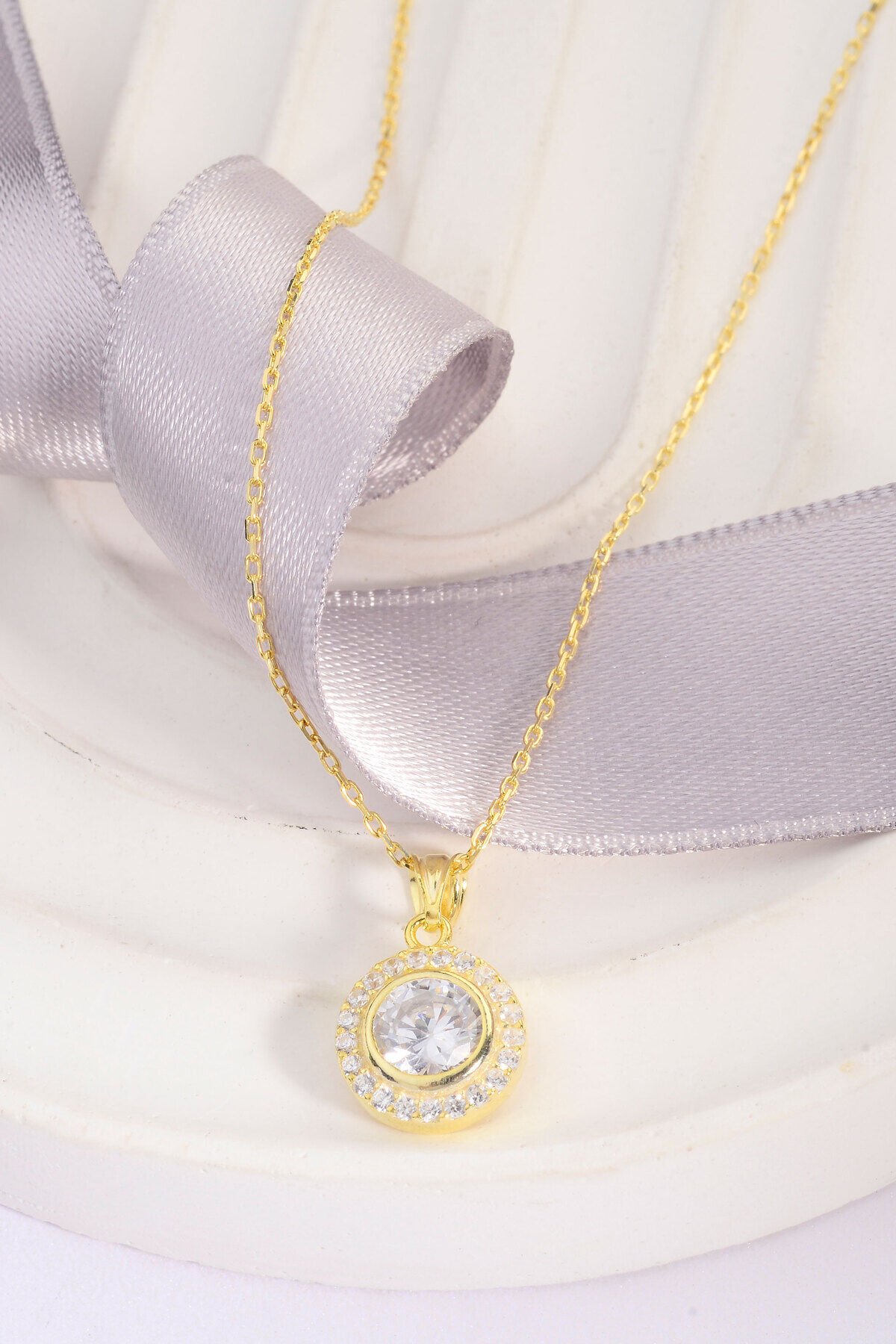 Altın Kaplama 925 Ayar Gümüş Çember Taş Çerçeveli 6mm Taşlı Kolye