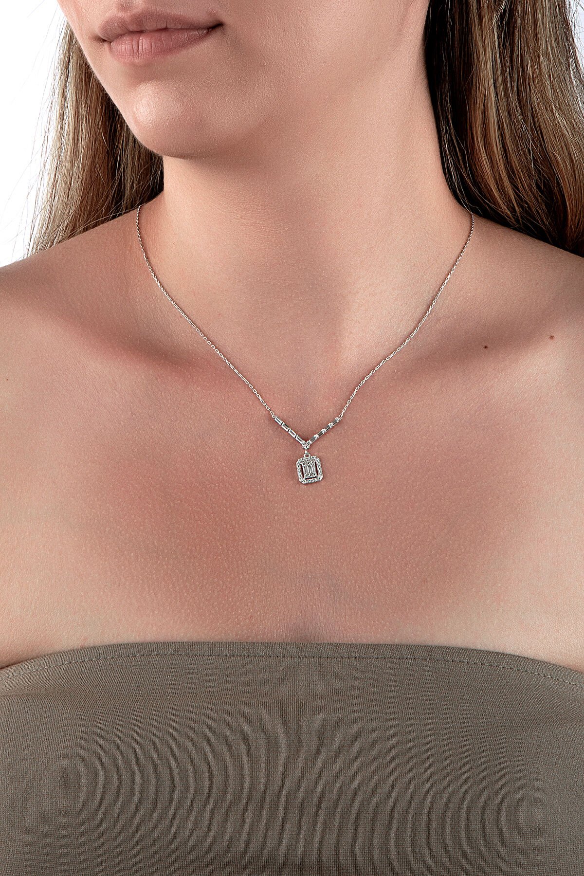 925 Ayar Gümüş Çerçeveli Baget Kesim Taşlı V Kolye