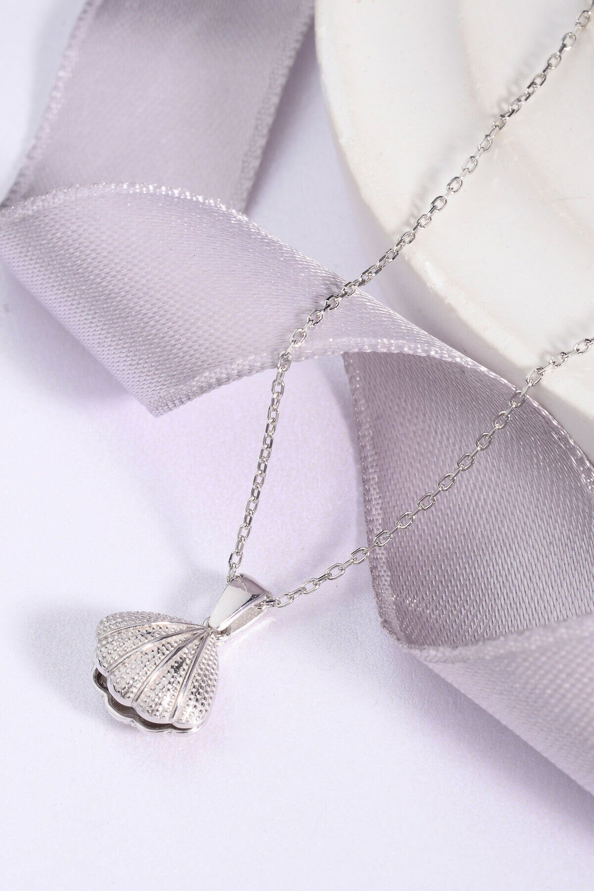 925 Ayar Gümüş İnci Detaylı İstiridye Kolye