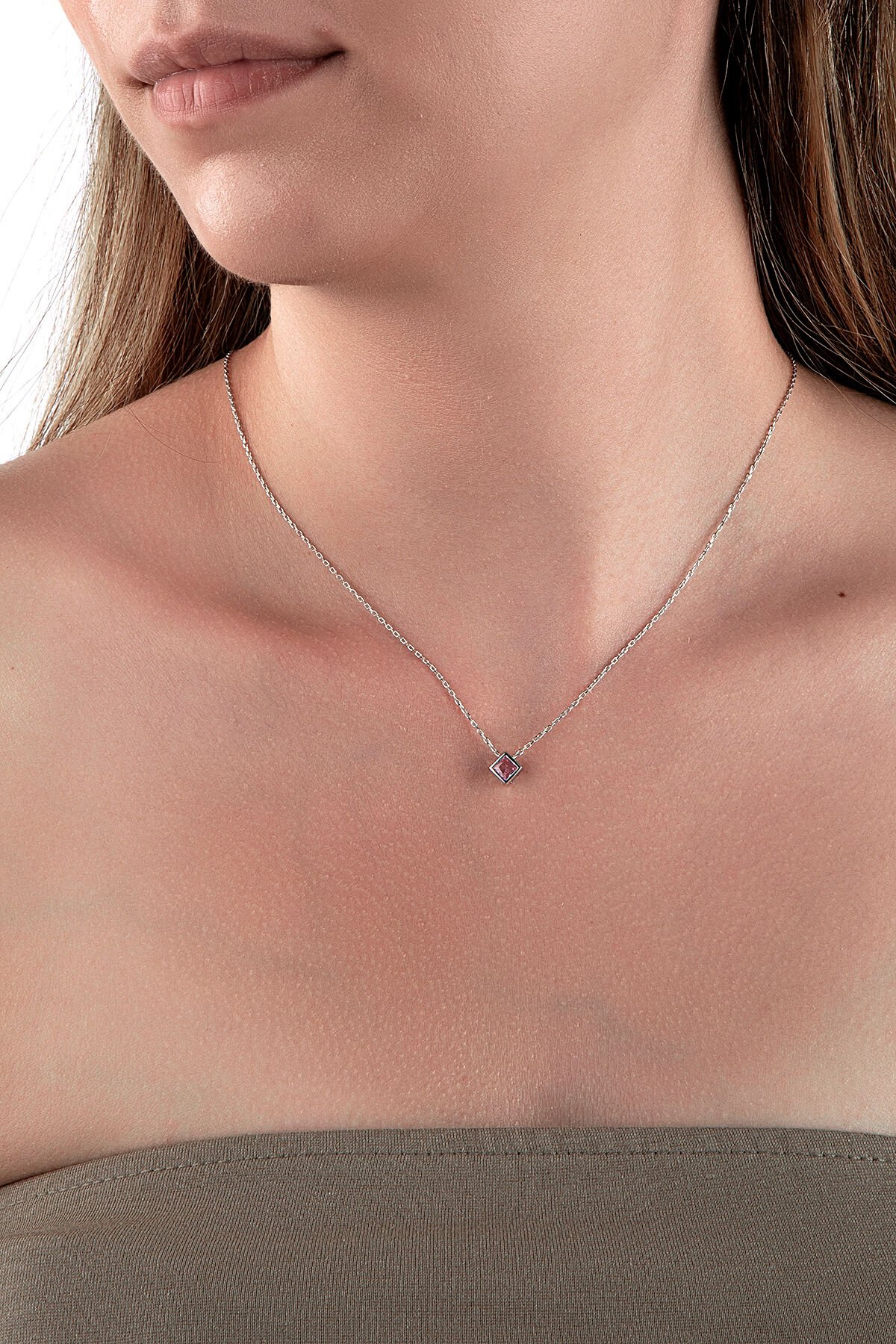 925 Ayar Gümüş Küp Görünümlü Pembe Kare Taşlı Kolye