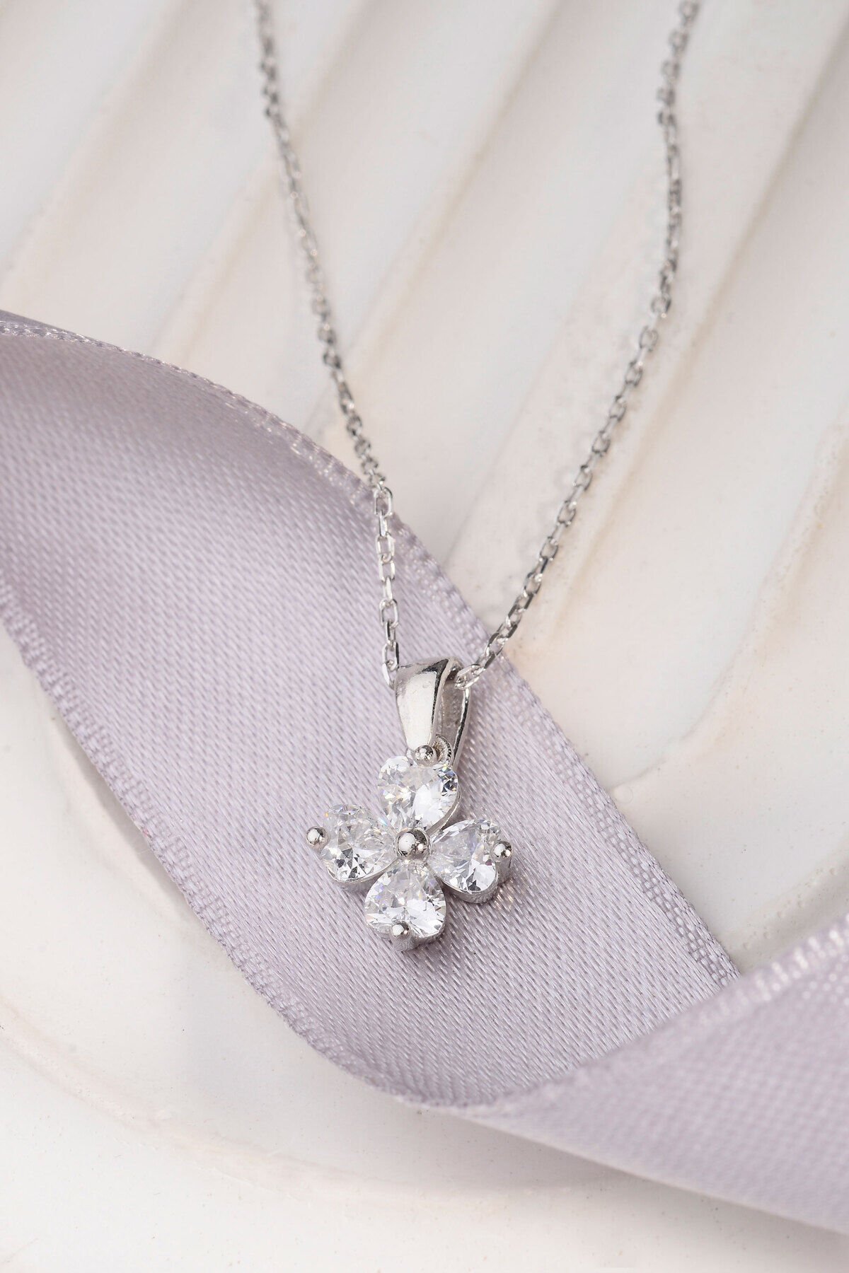 925 Ayar Gümüş Kalp Kesim Yonca Kolye