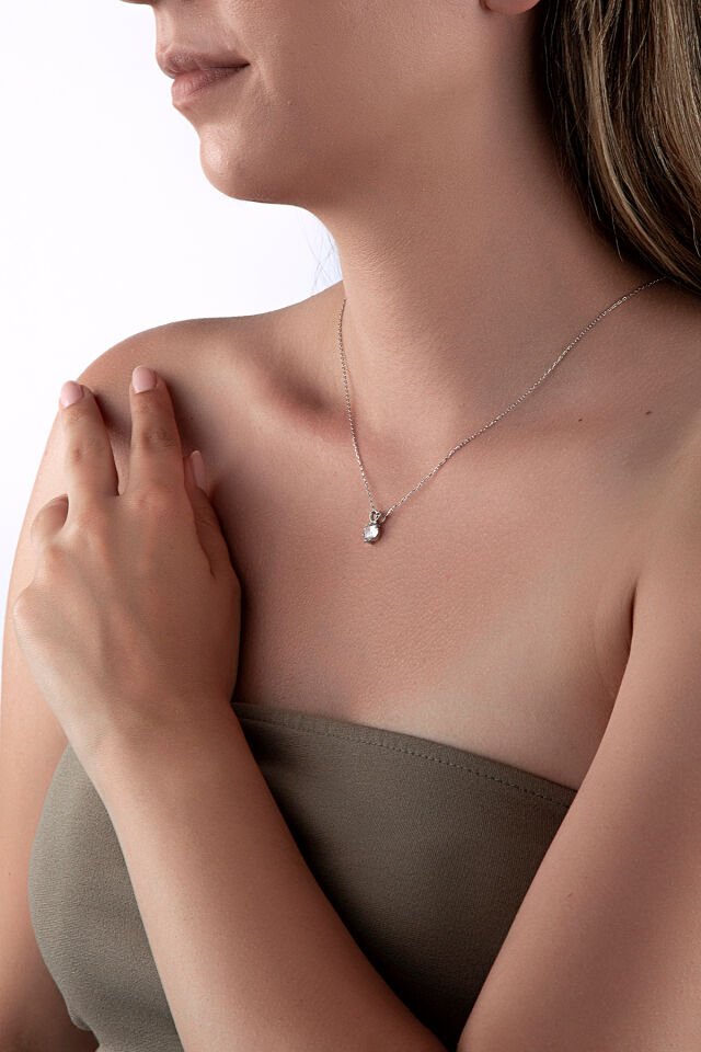 925 Ayar Gümüş Kalp Detaylı 6mm Beyaz Taşlı Kolye