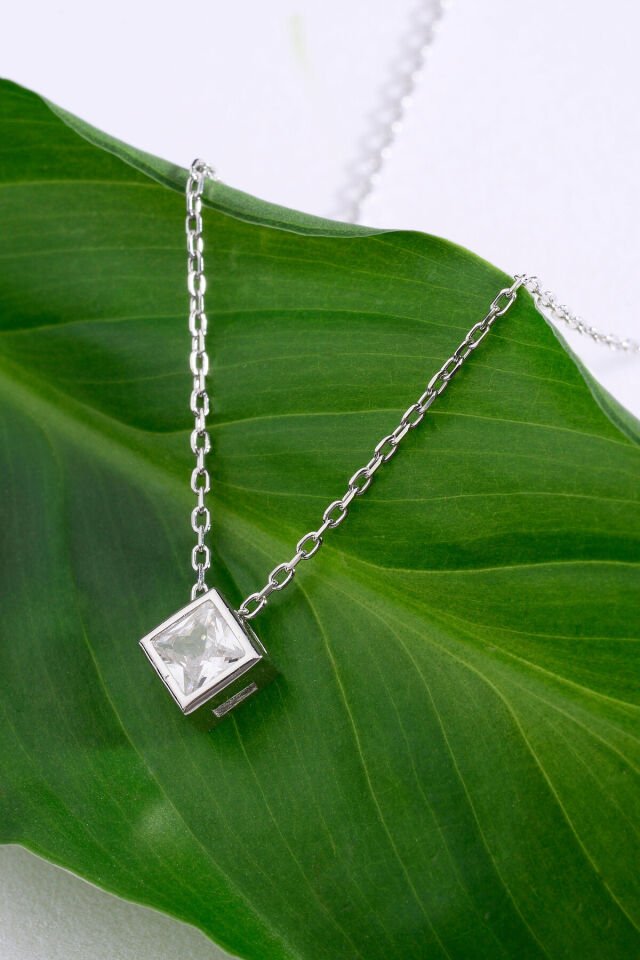 925 Ayar Gümüş Beyaz Kare Taşlı Kolye