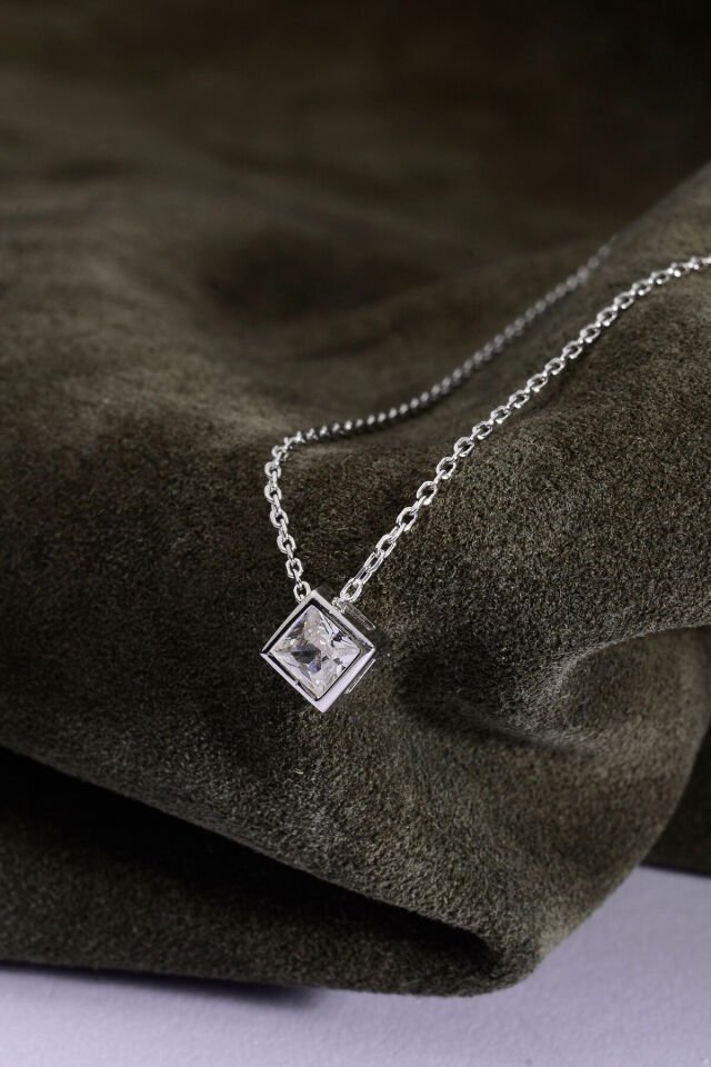 925 Ayar Gümüş Beyaz Kare Taşlı Kolye