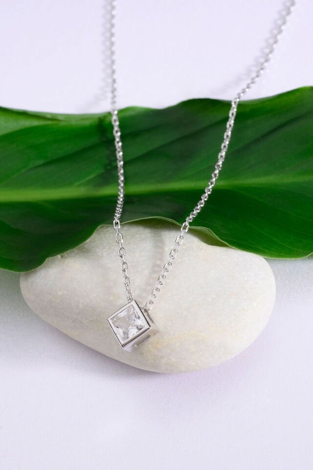 925 Ayar Gümüş Beyaz Kare Taşlı Kolye