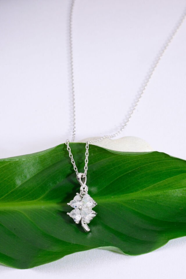 925 Ayar Gümüş Beyaz Kalp Taşlı Yonca Kolye