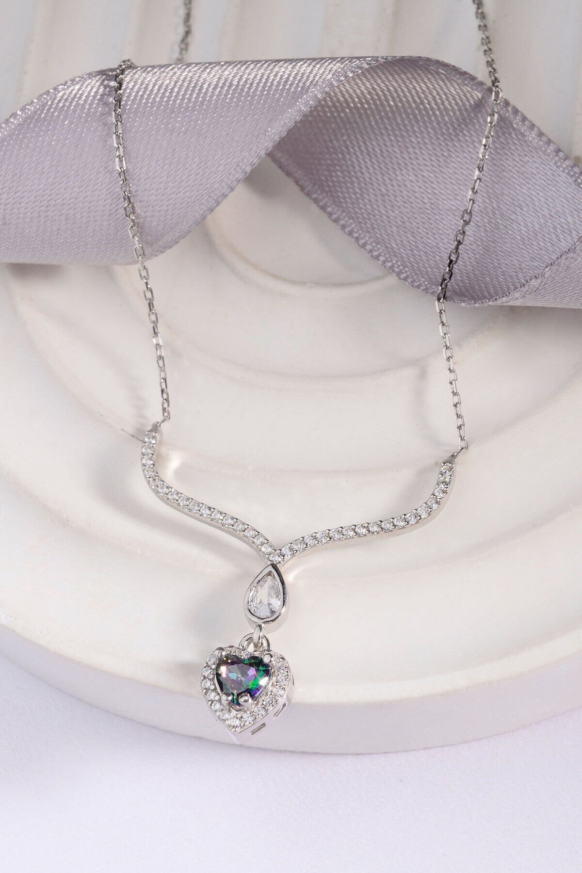 925 Ayar Gümüş Kalpli Zümrüt Kolye