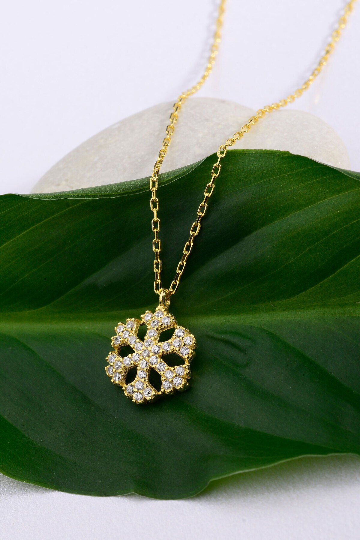 Altın Kaplama 925 Ayar Gümüş Taşlı Kar Tanesi Motifli Kolye