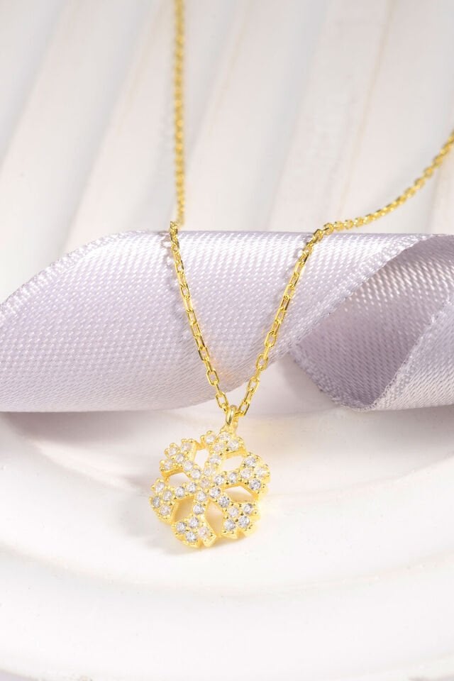 Altın Kaplama 925 Ayar Gümüş Taşlı Kar Tanesi Motifli Kolye