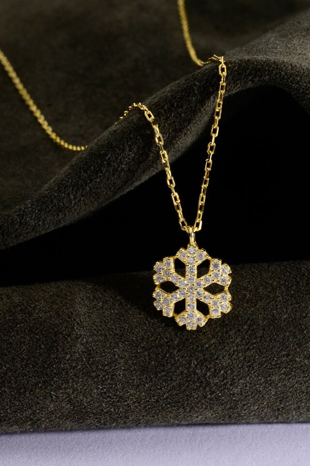 Altın Kaplama 925 Ayar Gümüş Taşlı Kar Tanesi Motifli Kolye