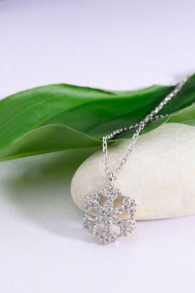 Altın Kaplama 925 Ayar Gümüş Taşlı Kar Tanesi Motifli Kolye