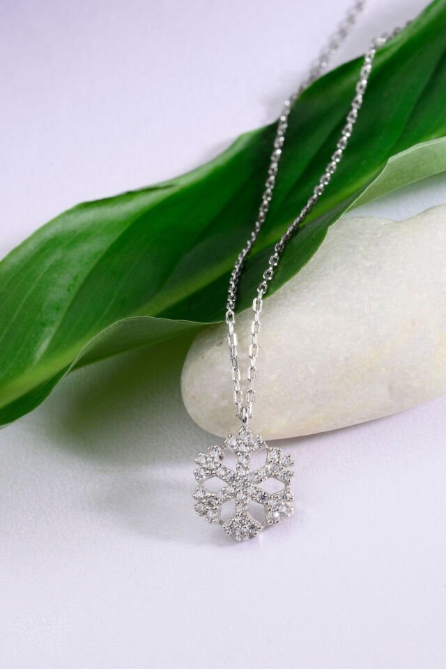 Altın Kaplama 925 Ayar Gümüş Taşlı Kar Tanesi Motifli Kolye