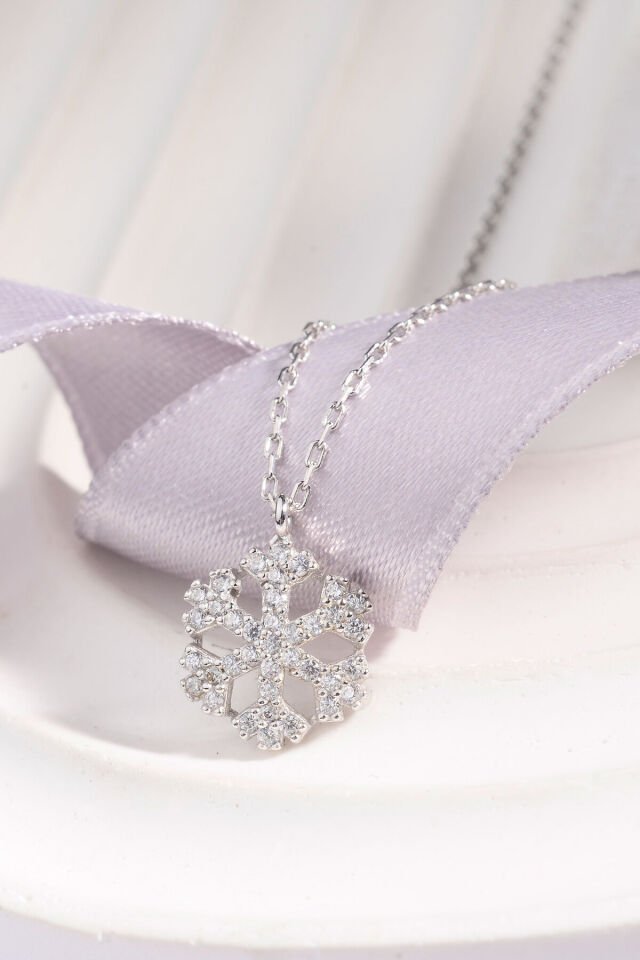 Altın Kaplama 925 Ayar Gümüş Taşlı Kar Tanesi Motifli Kolye