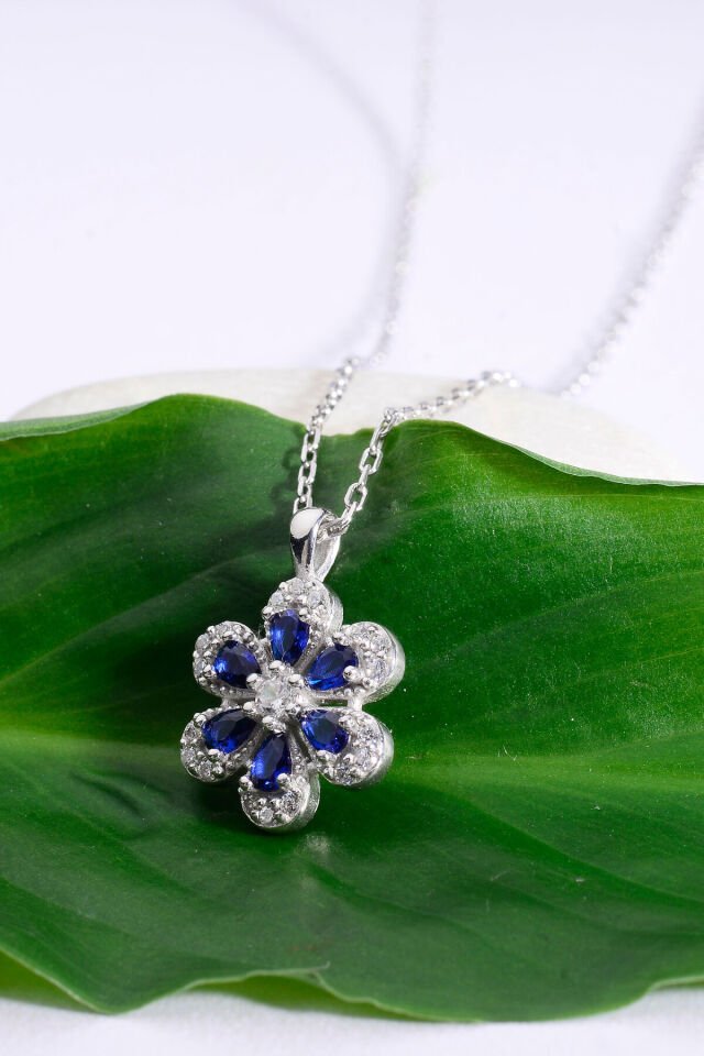 Zümrüt Yeşil Zirkon Taşlı Çiçek Kolye 925 Ayar Gümüş Kadın Kolye