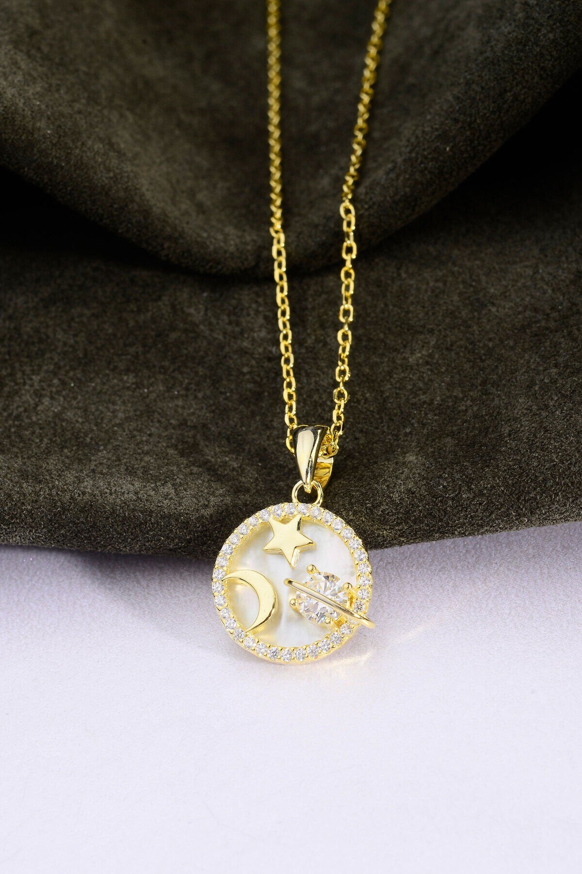 Altın Kaplama 925 Ayar Gümüş Galaksi Temalı Sedefli Yuvarlak Çerçeveli Kolye