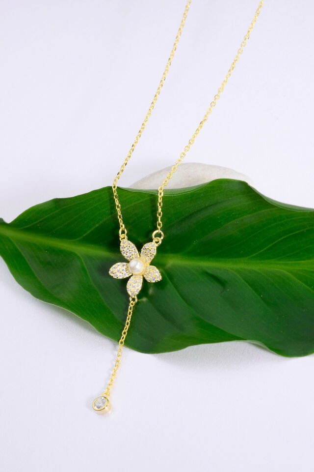 Altın Kaplama 925 Ayar Gümüş Taşlı Beş Yapraklı İnci Çiçek & Taş Sallantılı Kolye