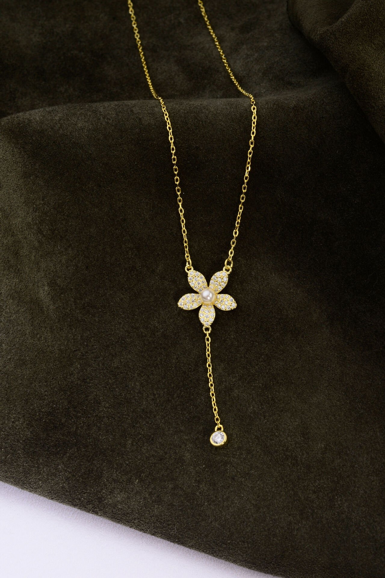 Altın Kaplama 925 Ayar Gümüş Taşlı Beş Yapraklı İnci Çiçek & Taş Sallantılı Kolye