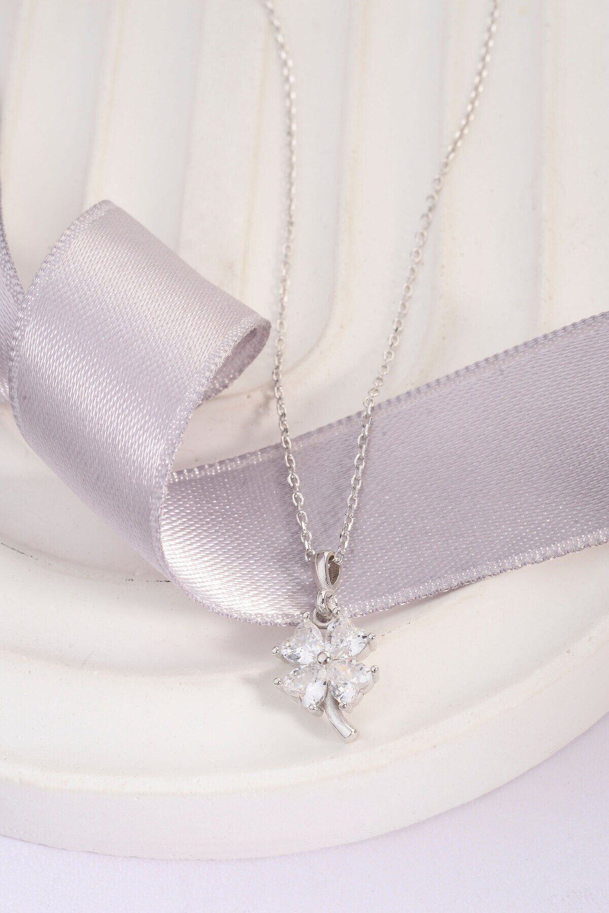 925 Ayar Gümüş Beyaz Kalp Taşlı Yonca Kolye