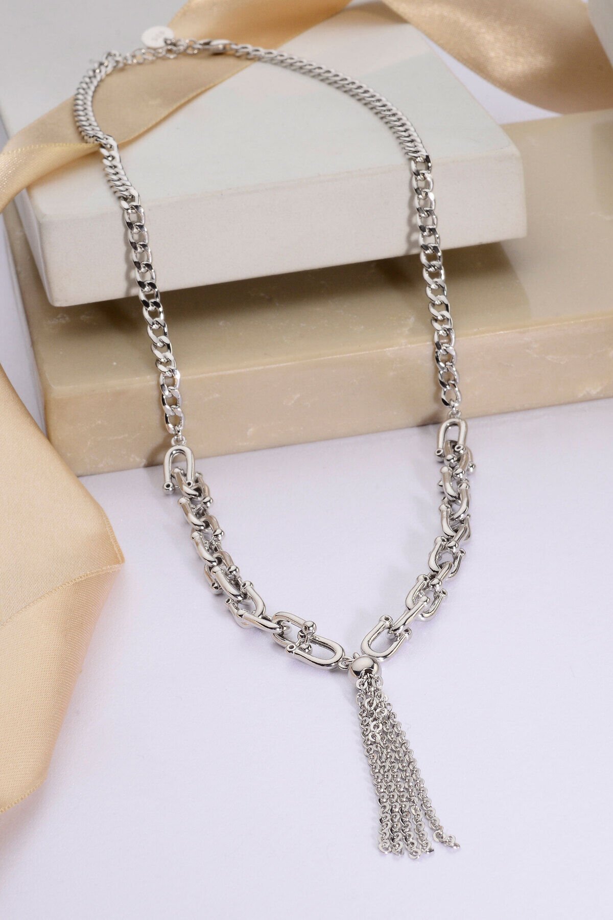 925 Ayar Gümüş Farklı Zincir Detaylı Zincir Püsküllü Kolye