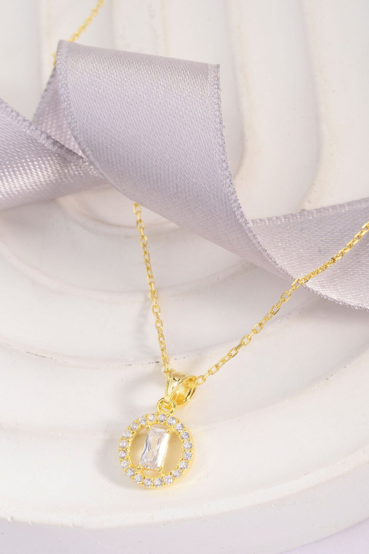 Altın Kaplama 925 Ayar Gümüş Çember Taş Çerçeveli Baget Taşlı Minimal Kolye