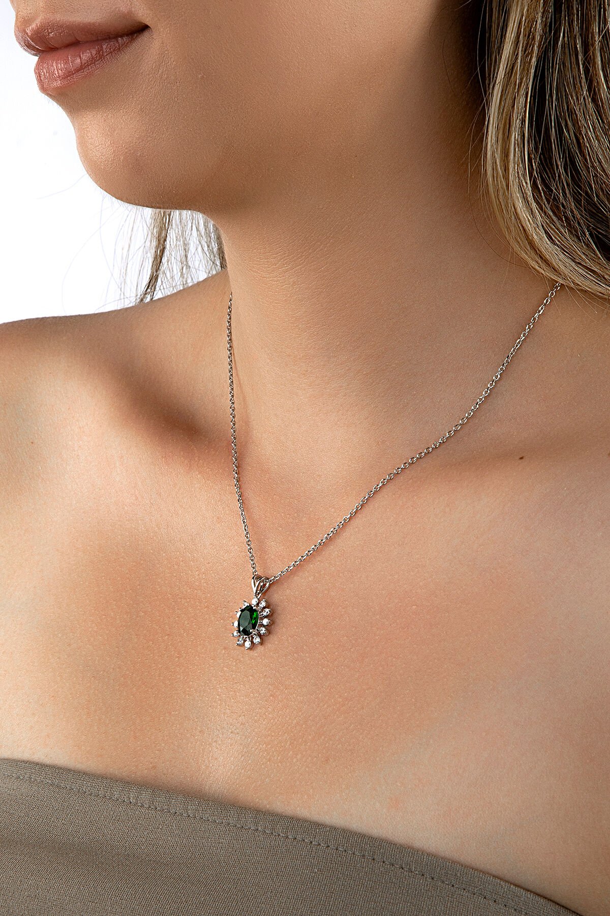 925 Ayar Gümüş Çiçek Motifli Zümrüt Yeşil Taşlı Kolye