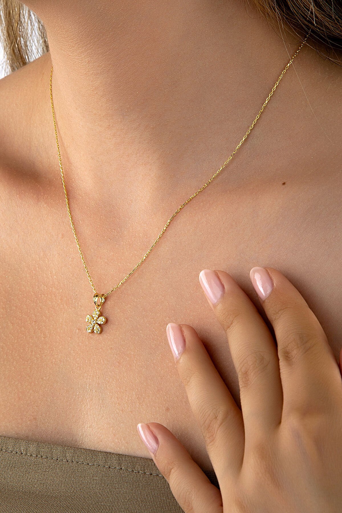 Altın Kaplama 925 Ayar Gümüş Çiçek Figürlü Taşlı Kolye