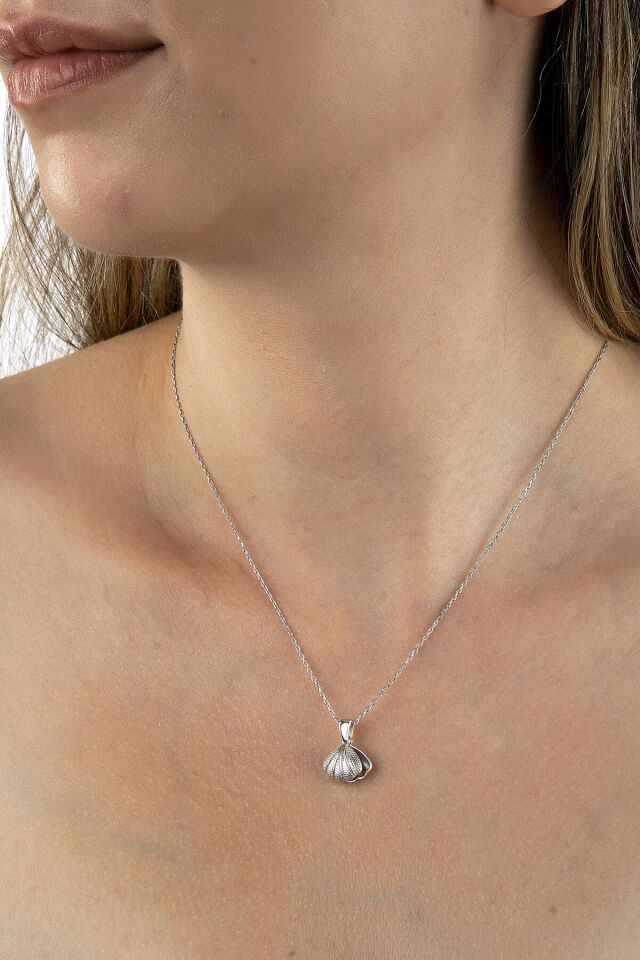 925 Ayar Gümüş Gizli İncili İstiridye Figürlü Kolye