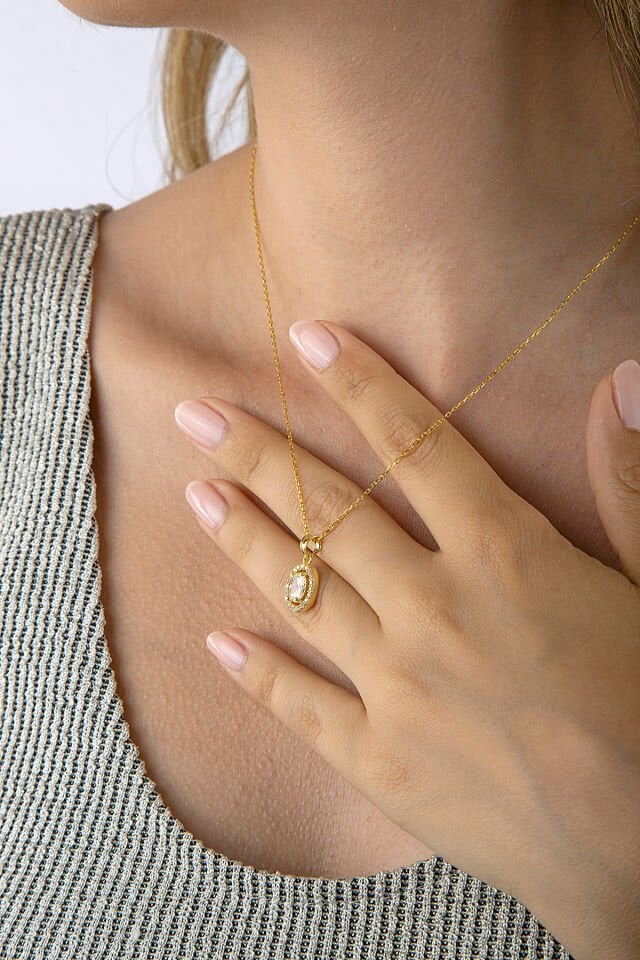 Altın Kaplama 925 Ayar Gümüş Oval Taş Çerçeveli Oval Taşlı Kolye