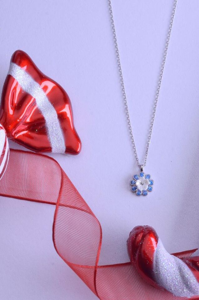 925 Ayar Gümüş Taşlı Çiçek Detaylı Kolye