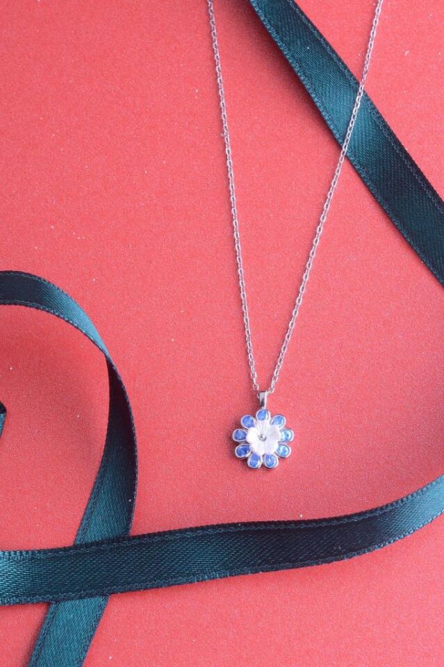 925 Ayar Gümüş Taşlı Çiçek Detaylı Kolye