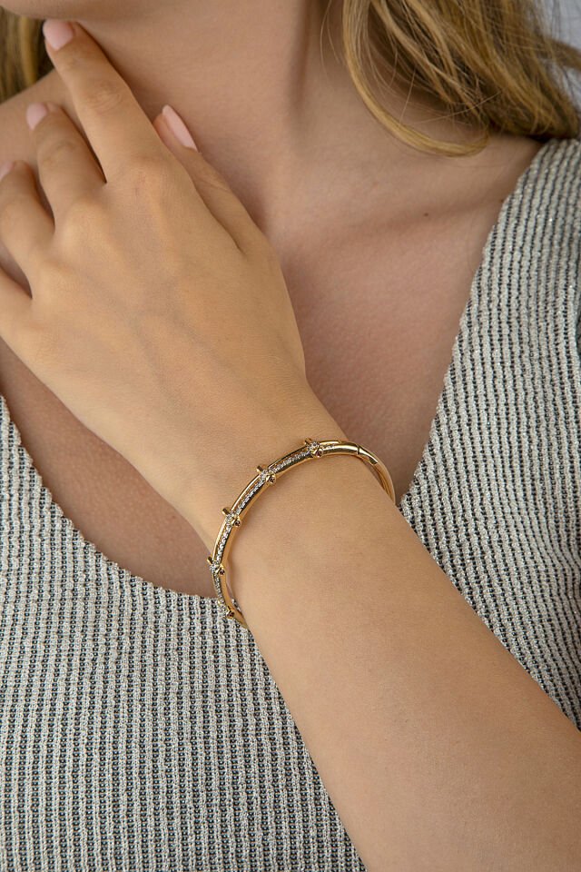 Altın Renkli Çift Sıra Görünümlü Kenarları Pembe Taşlı Kelepçe Bilezik