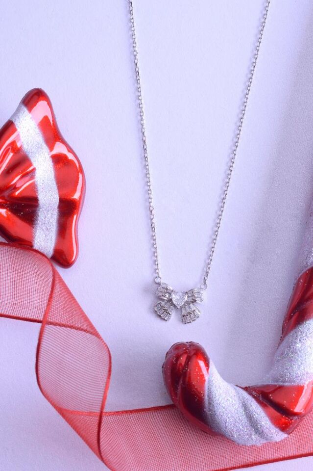 925 Ayar Gümüş Taşlı Kalp Detaylı Kurdele Kolye