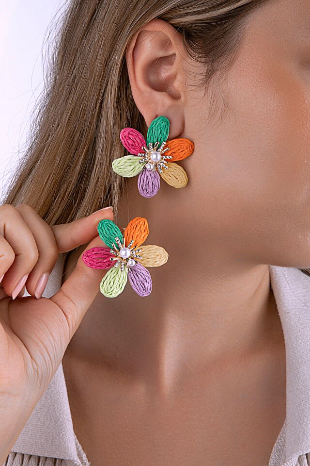 İnci ve Taş Detaylı Renkli Çiçek Figürlü Hasır Küpe