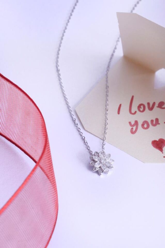 925 Ayar Gümüş Açan Lotus Çiçeği Kolye