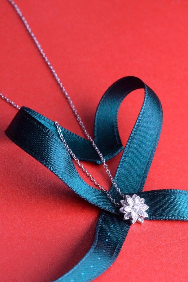 925 Ayar Gümüş Açan Lotus Çiçeği Kolye