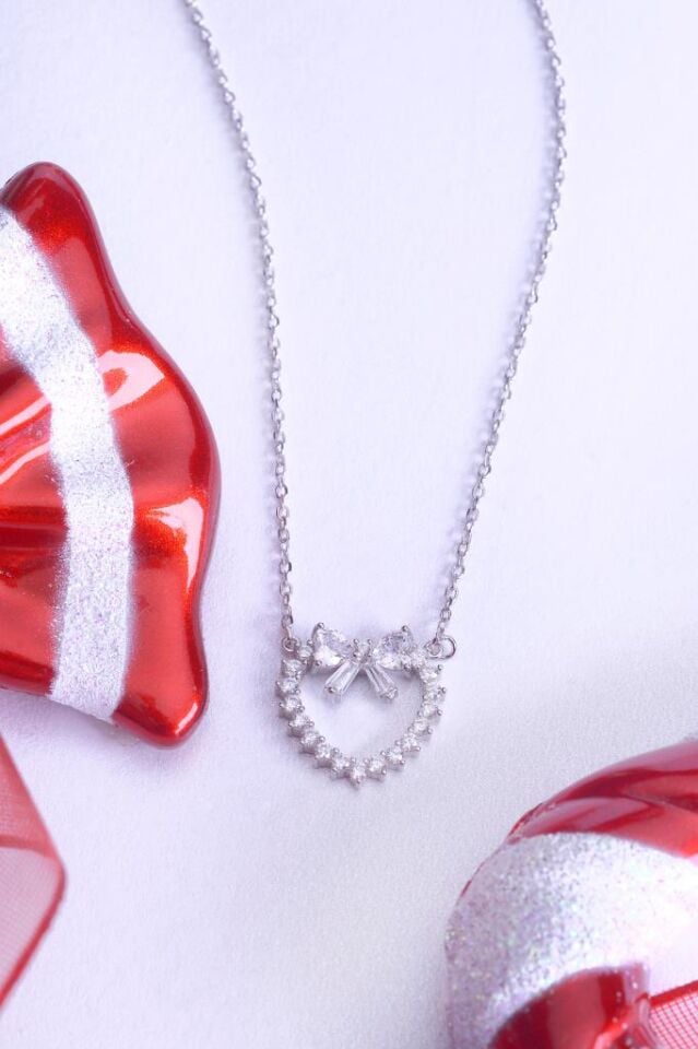 925 Ayar Gümüş Zirkon Taşlı Fiyonk Detaylı Kalp Kolye