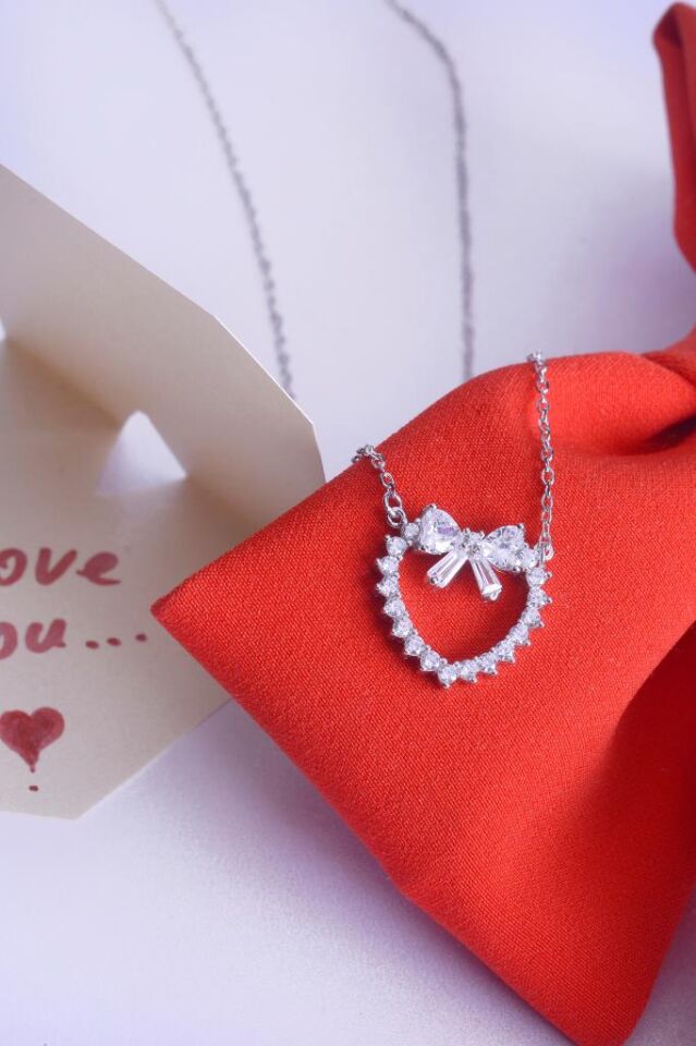 925 Ayar Gümüş Zirkon Taşlı Fiyonk Detaylı Kalp Kolye