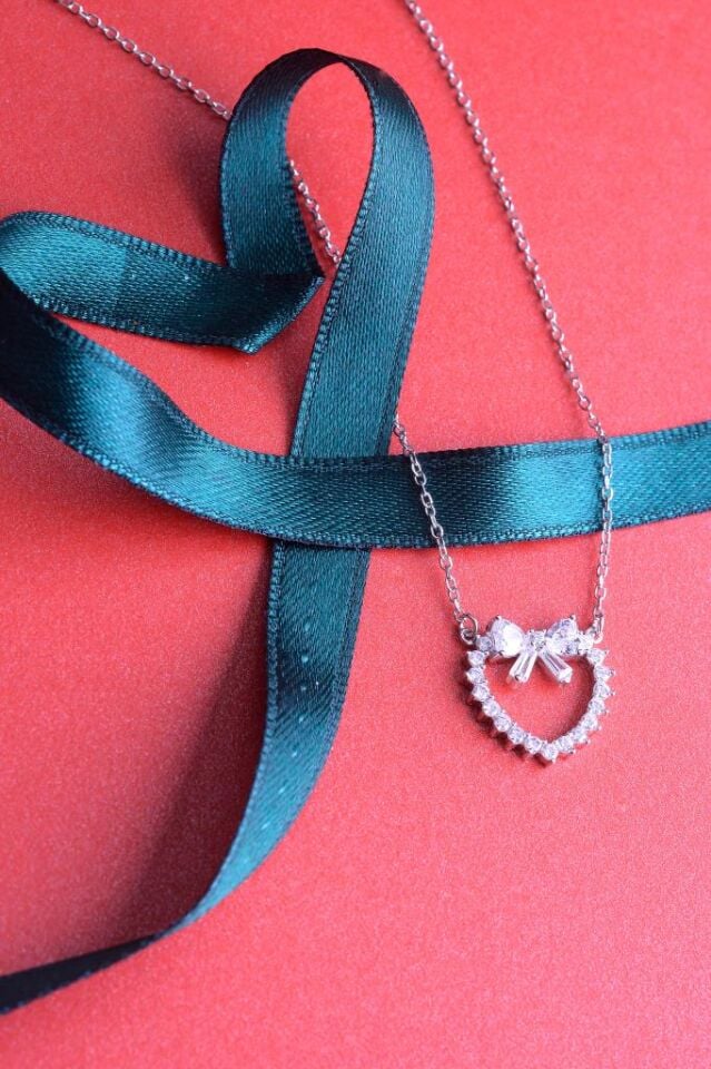 925 Ayar Gümüş Zirkon Taşlı Fiyonk Detaylı Kalp Kolye