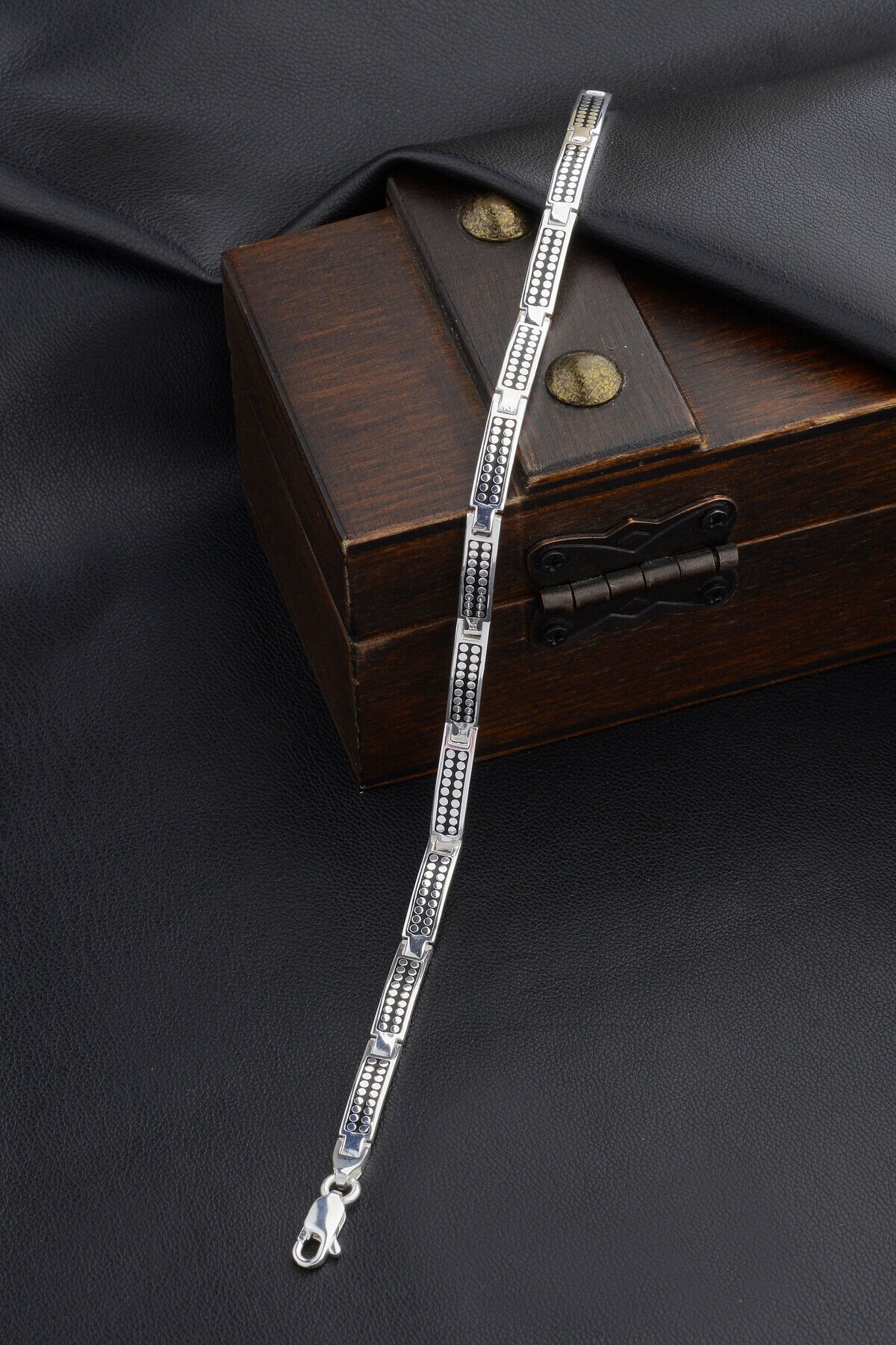 925 AYAR GÜMÜŞ NOKTA DESENLİ ERKEK BİLEKLİK