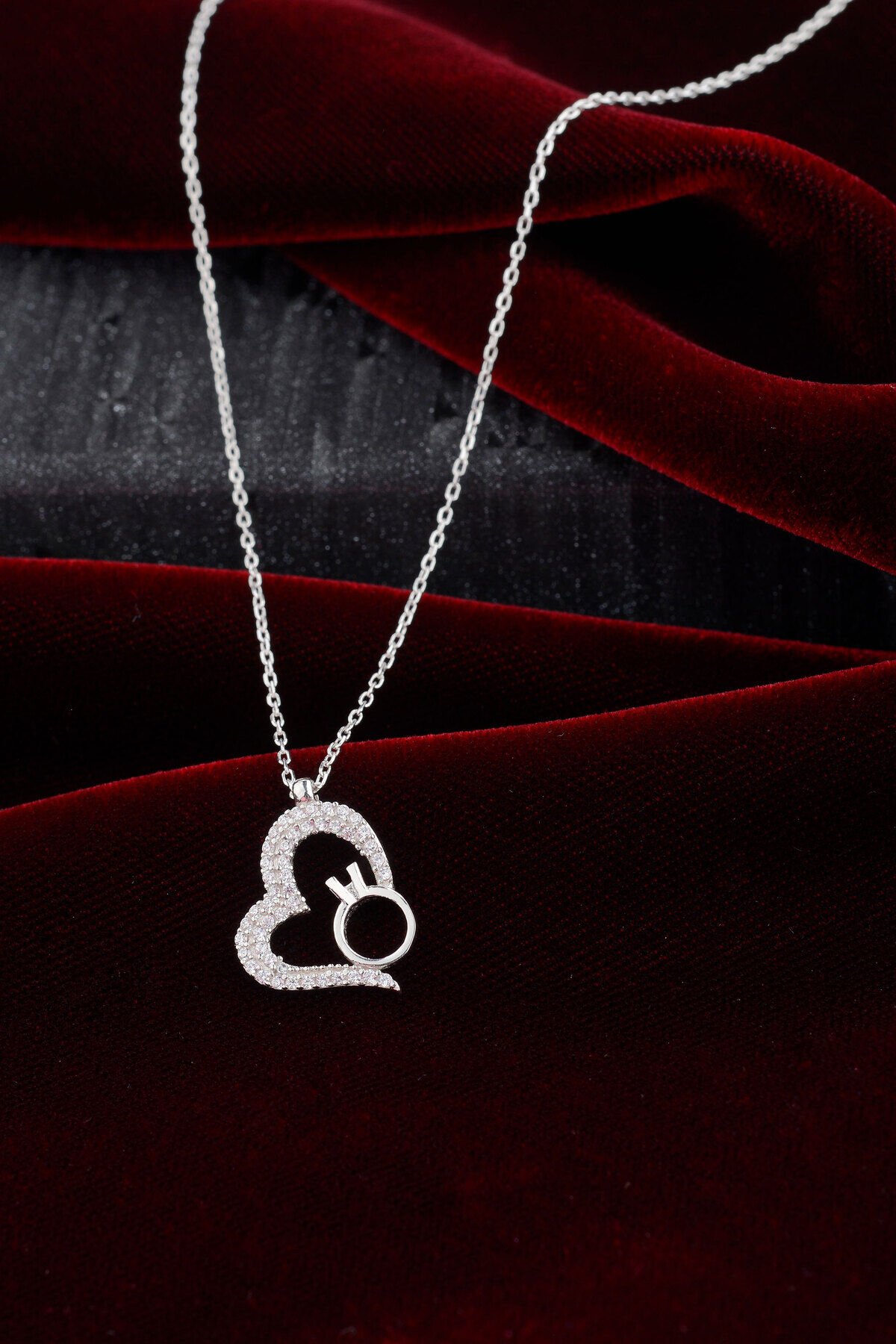 925 AYAR GÜMÜŞ YÜZÜK DETAYLI KALP KOLYE